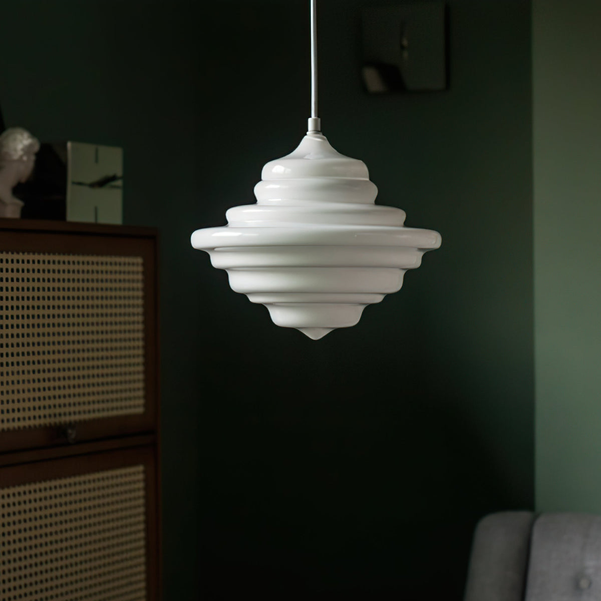 Lámpara colgante de cristal opal Escalona en un comedor acogedor – imagen 7