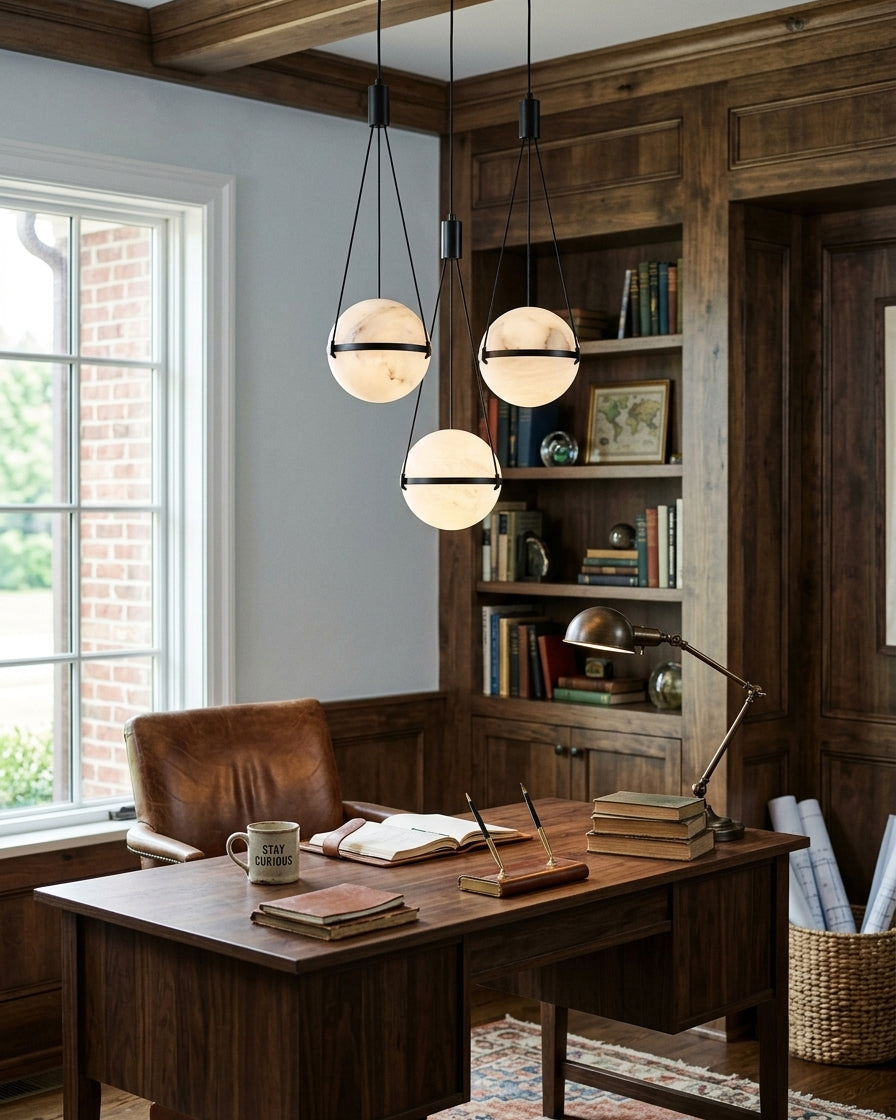 Lámpara colgante de alabastro Hamaca – en un despacho con librería de madera