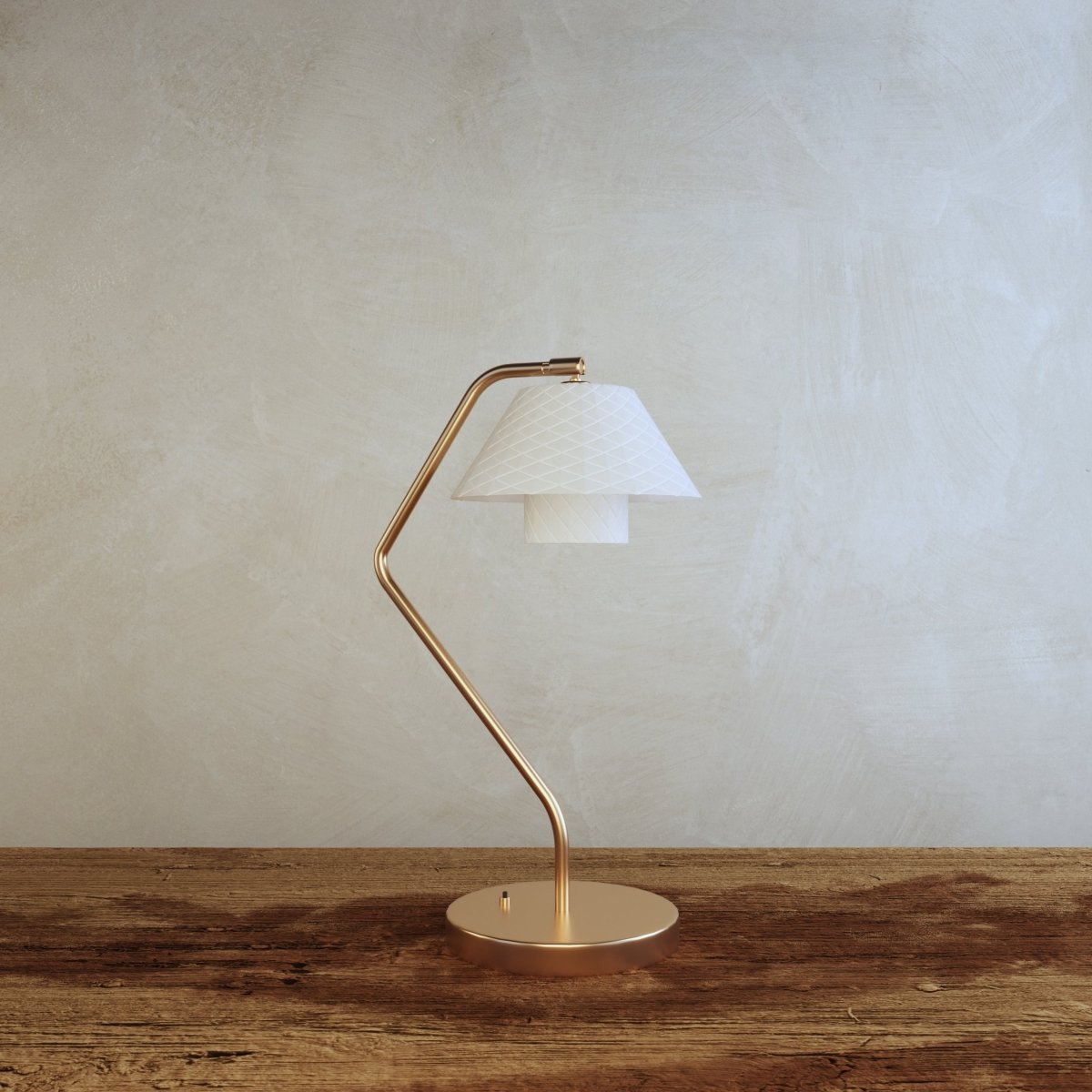 Lámpara de escritorio de latón Rombina – sobre una mesa de madera