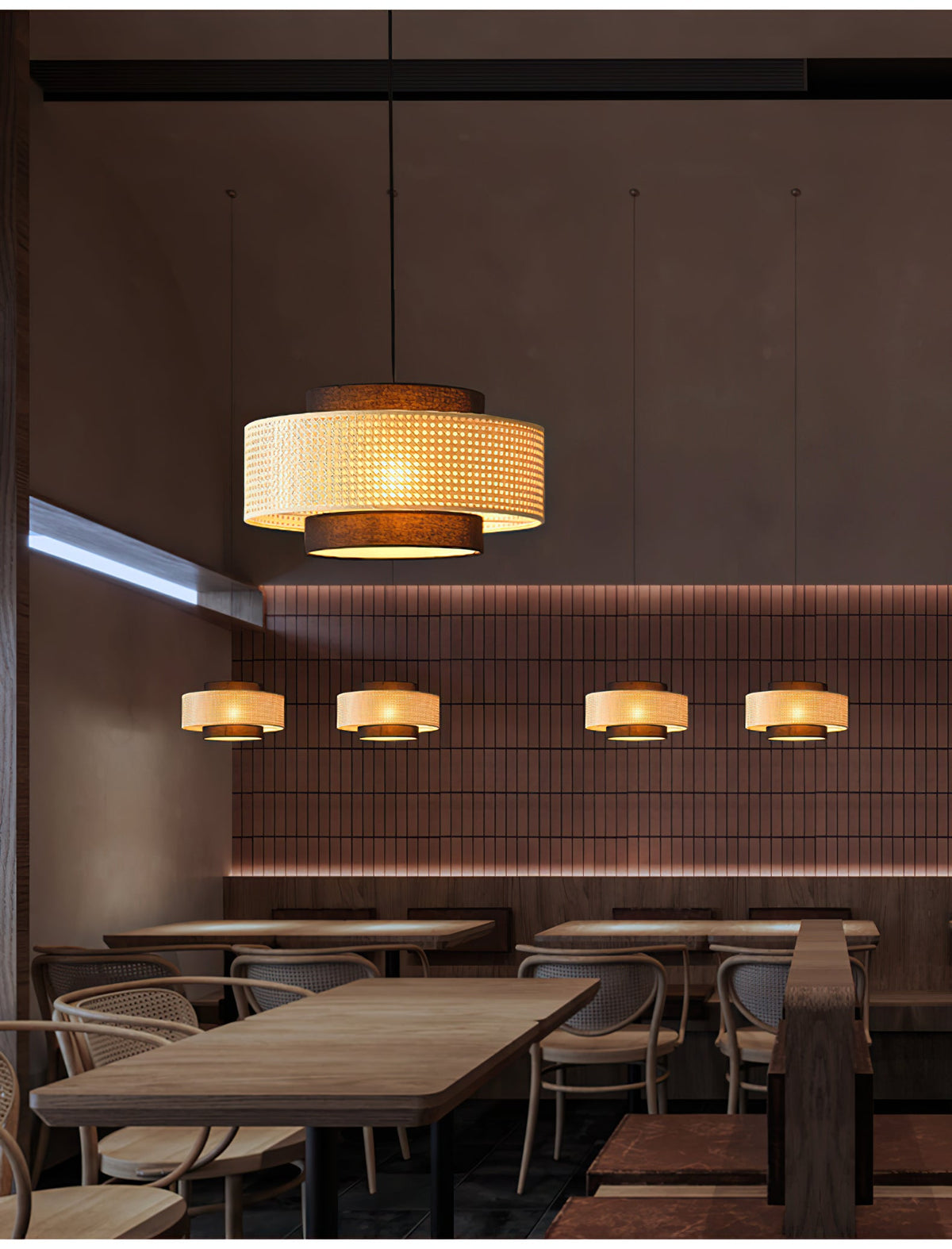 Lámpara colgante de ratán y tela Esterla – en un comedor de madera