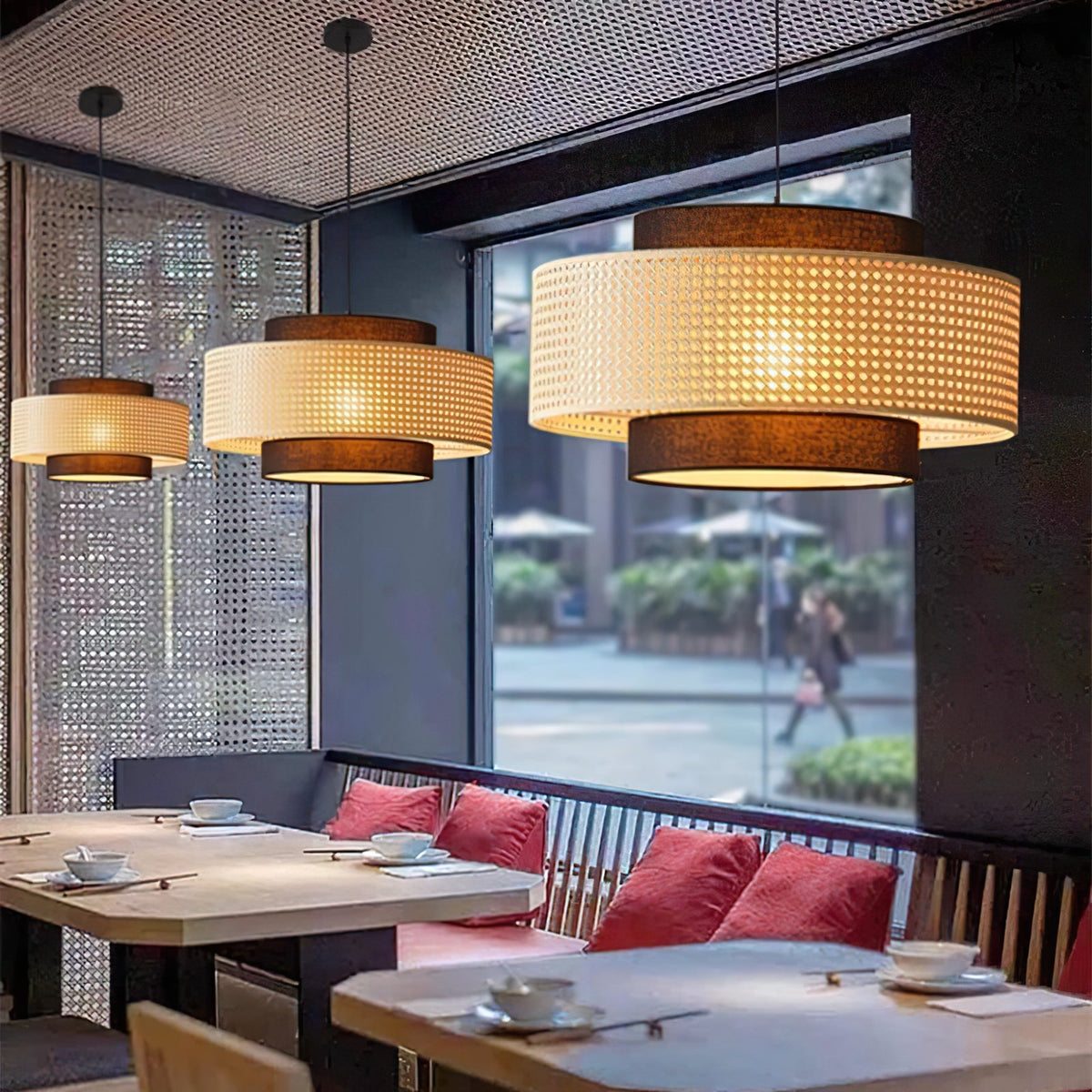 Lámpara colgante de ratán y tela Esterla – en un restaurante junto a un ventanal