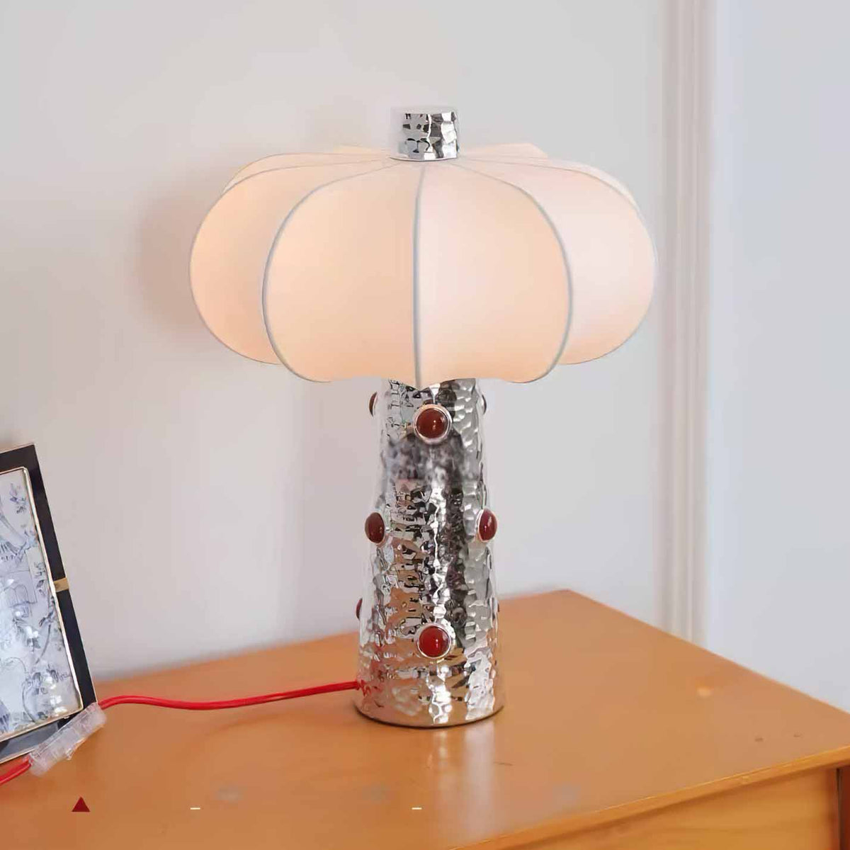 Lámpara de mesa plateada Rubela – con la pantalla calabaza encendida