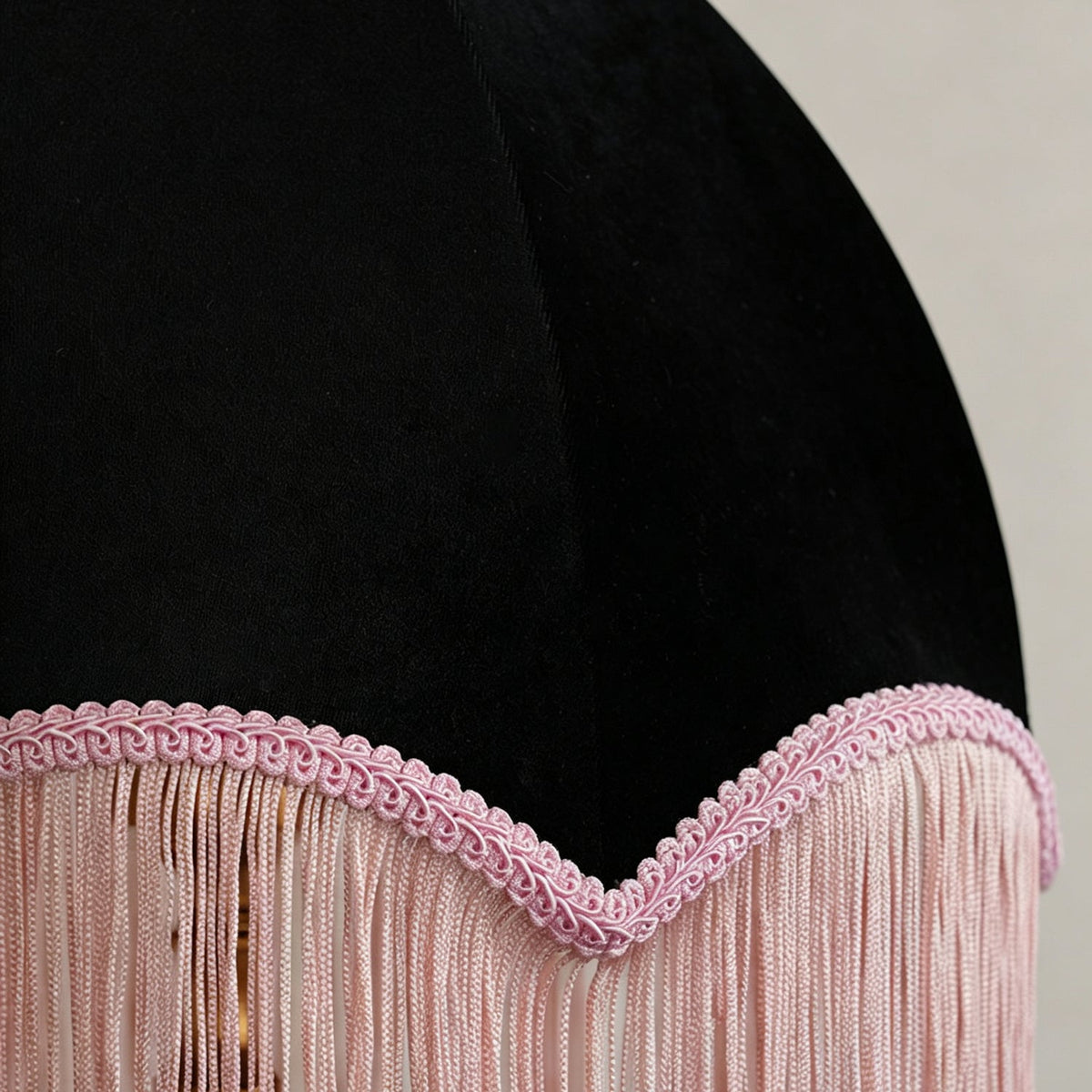 Lámpara de mesa vintage con flecos Tafeta – detalle de la pantalla negra con ribete rosa y flecos