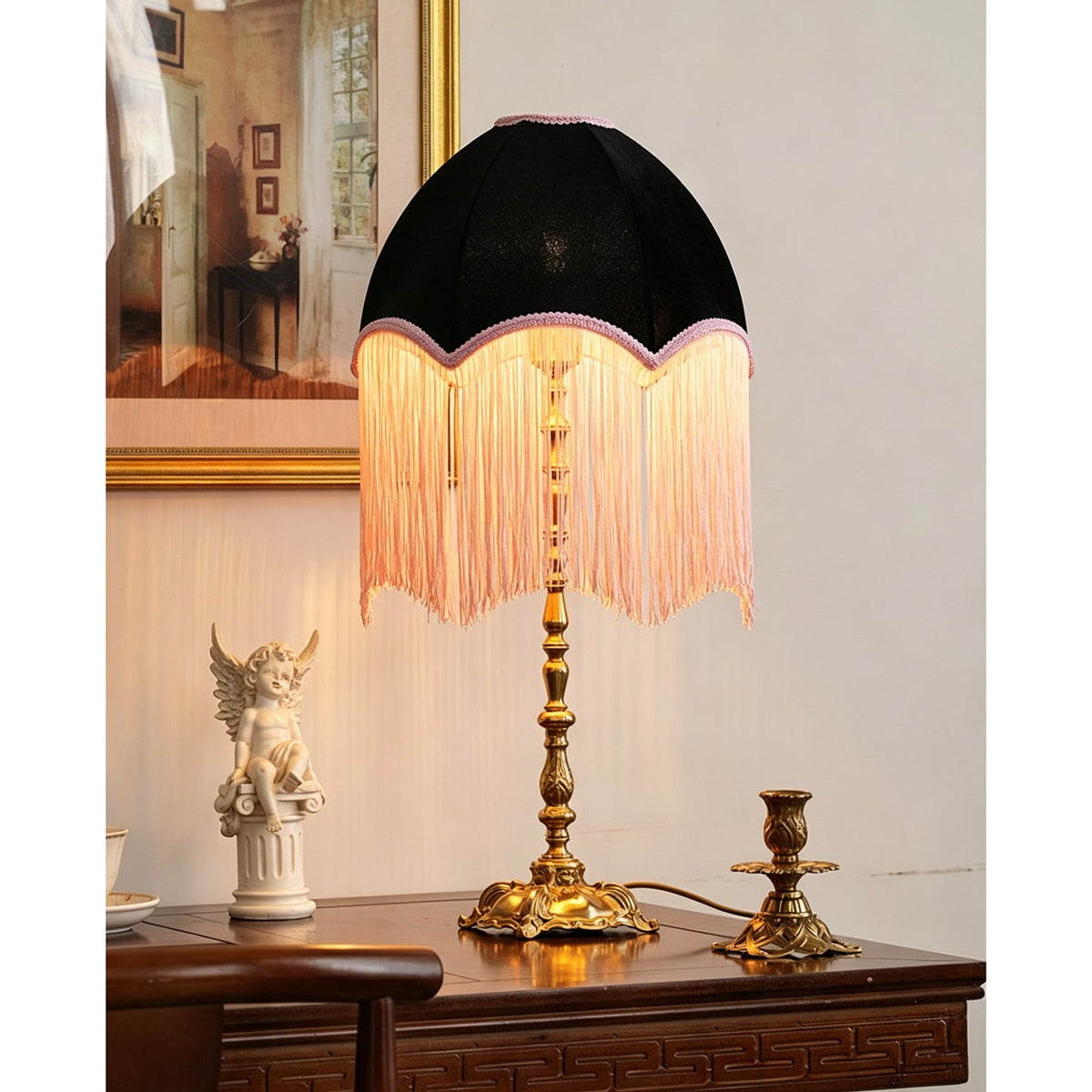 Lámpara de mesa vintage con flecos Tafeta – encendida con luz cálida