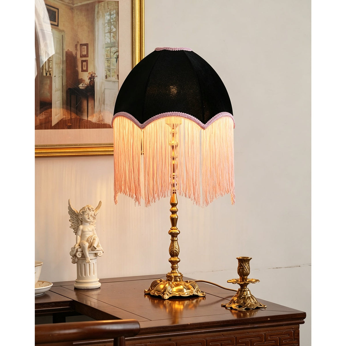 Lámpara de mesa vintage con flecos Tafeta – encendida en un salón clásico