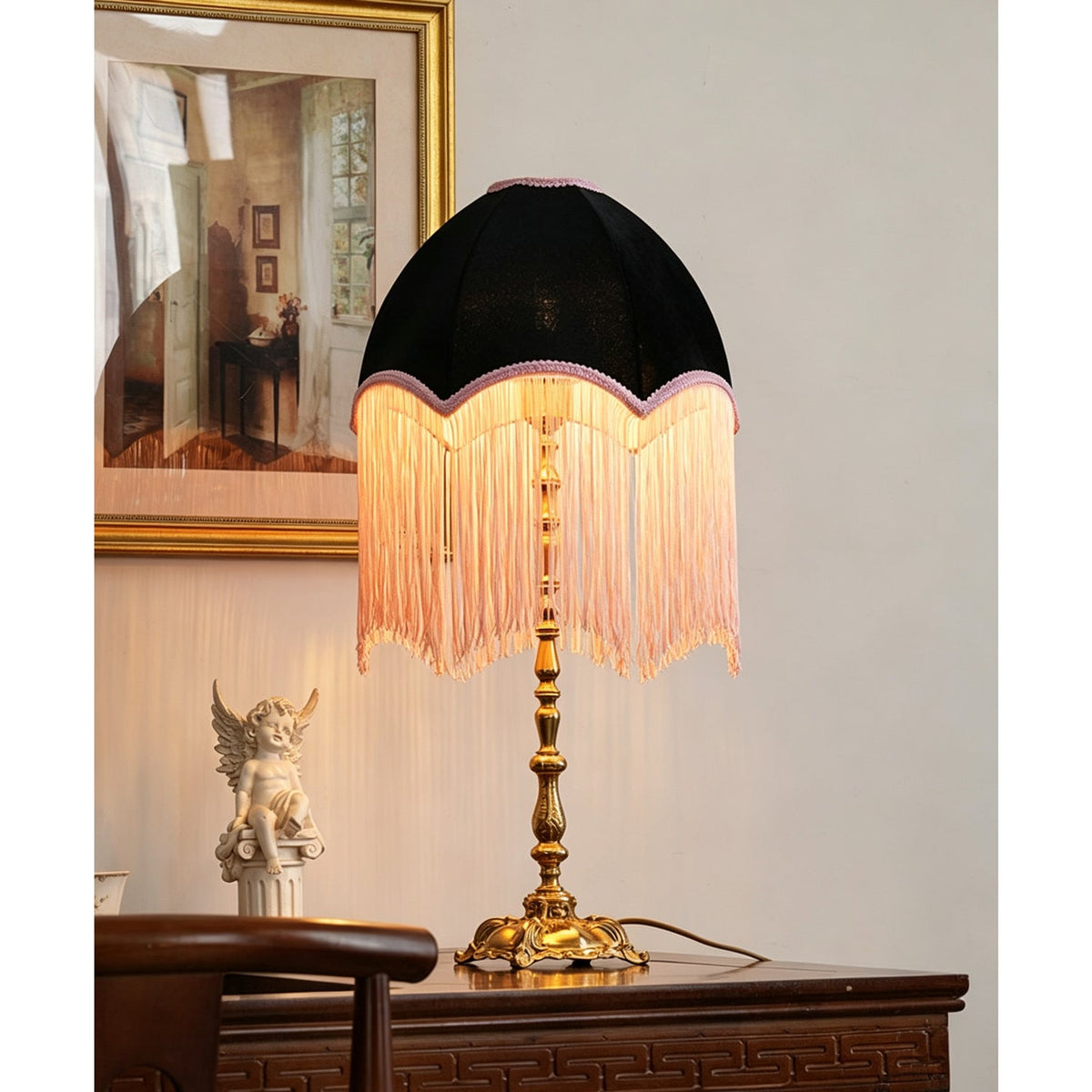 Tafeta - Lámpara de Mesa Vintage de Latón con Pantalla Negra y Flecos Rosas