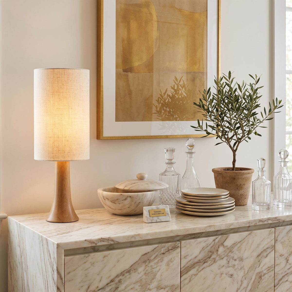 Lámpara de mesa de madera Bosela en un dormitorio acogedor – imagen 5