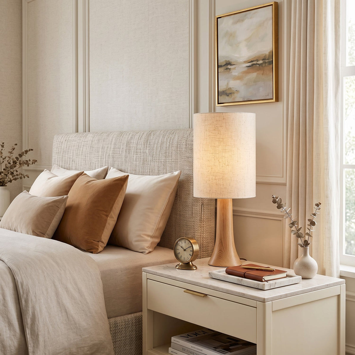 Lámpara de mesa de madera Bosela en un dormitorio acogedor – imagen 8