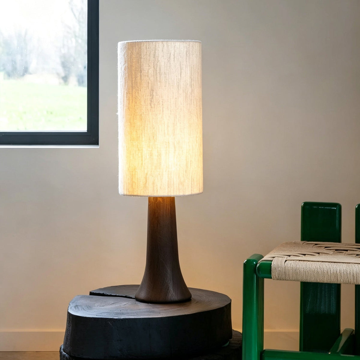 Lámpara de mesa de madera Bosela en un dormitorio acogedor – imagen 12