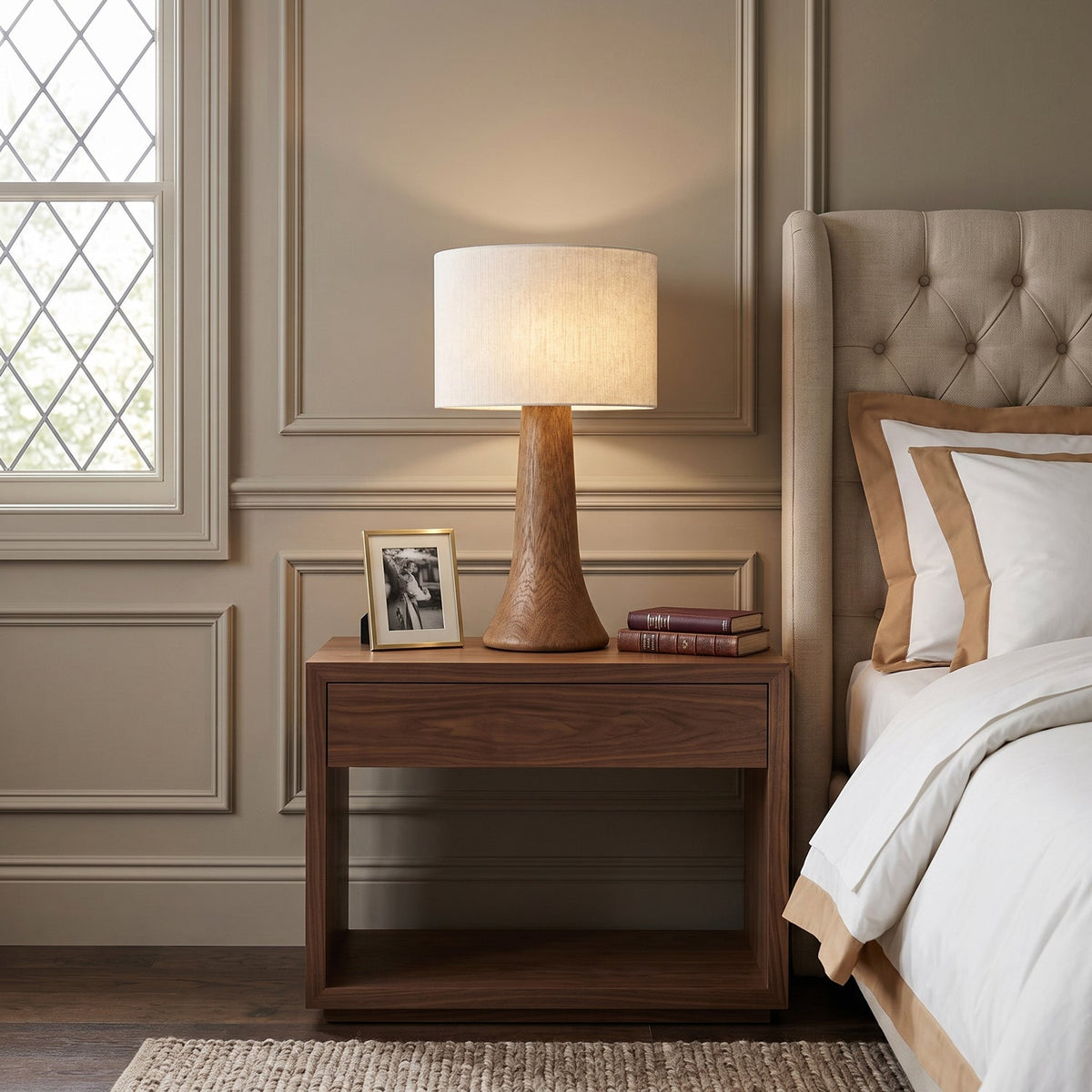 Lámpara de mesa de madera Bosela en un dormitorio acogedor – imagen 9