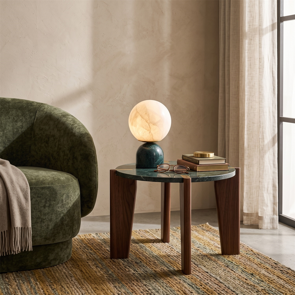 Lámpara de mesa de alabastro Selenza en un salón de estilo cálido – imagen 5