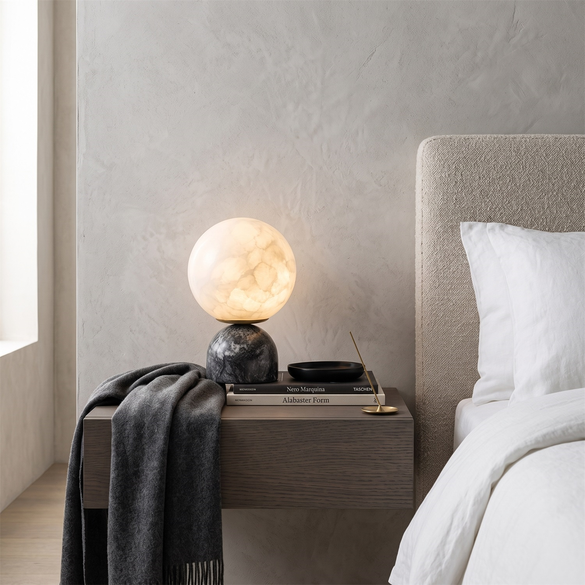 Lámpara de mesa de alabastro Selenza en un salón de estilo cálido – imagen 13