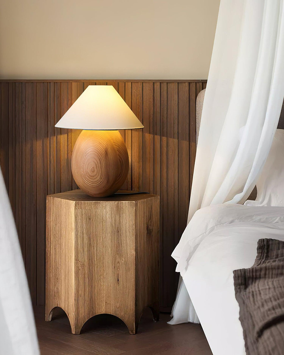 Lámpara de mesa Inuez de madera en un dormitorio japandi – imagen 22