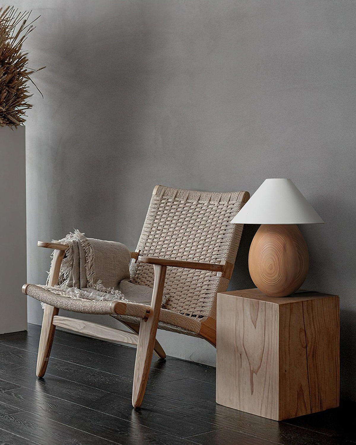 Lámpara de mesa Inuez de madera en un dormitorio japandi – imagen 23