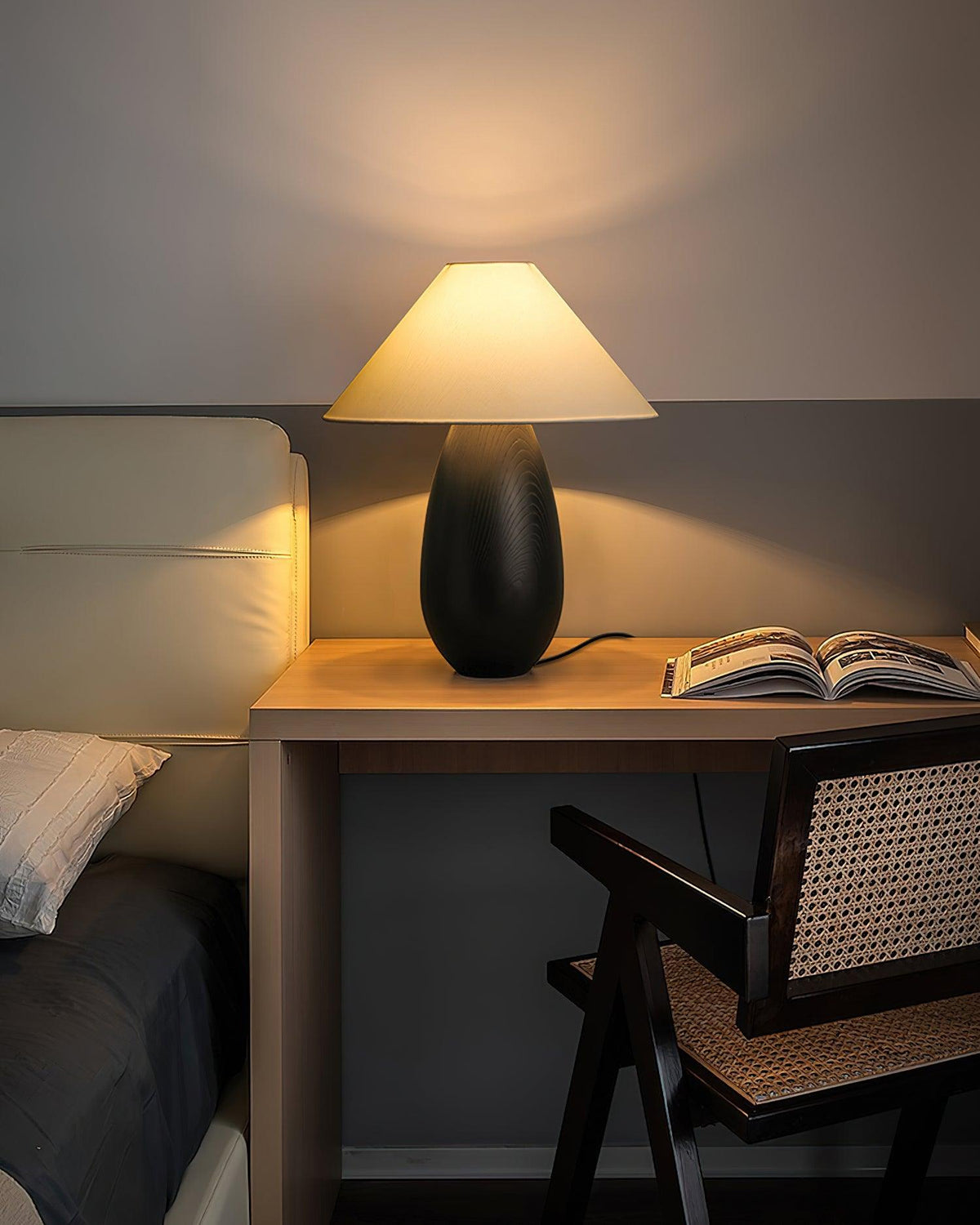 Lámpara de mesa Inuez de madera en un dormitorio japandi – imagen 19