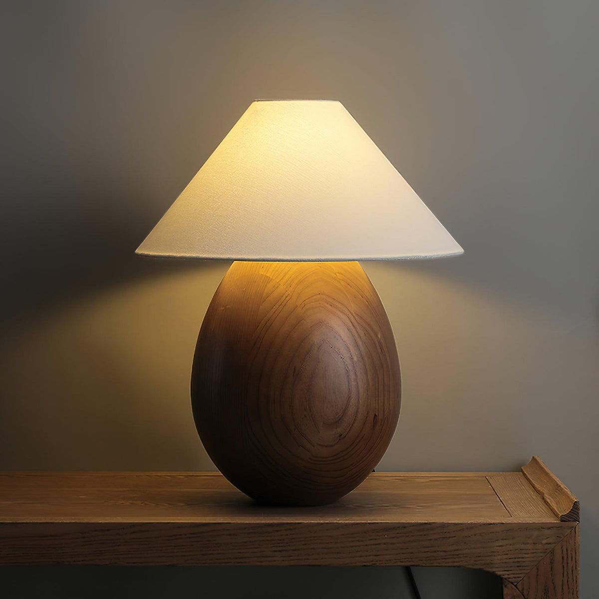 Lámpara de mesa Inuez de madera en un dormitorio japandi – imagen 14