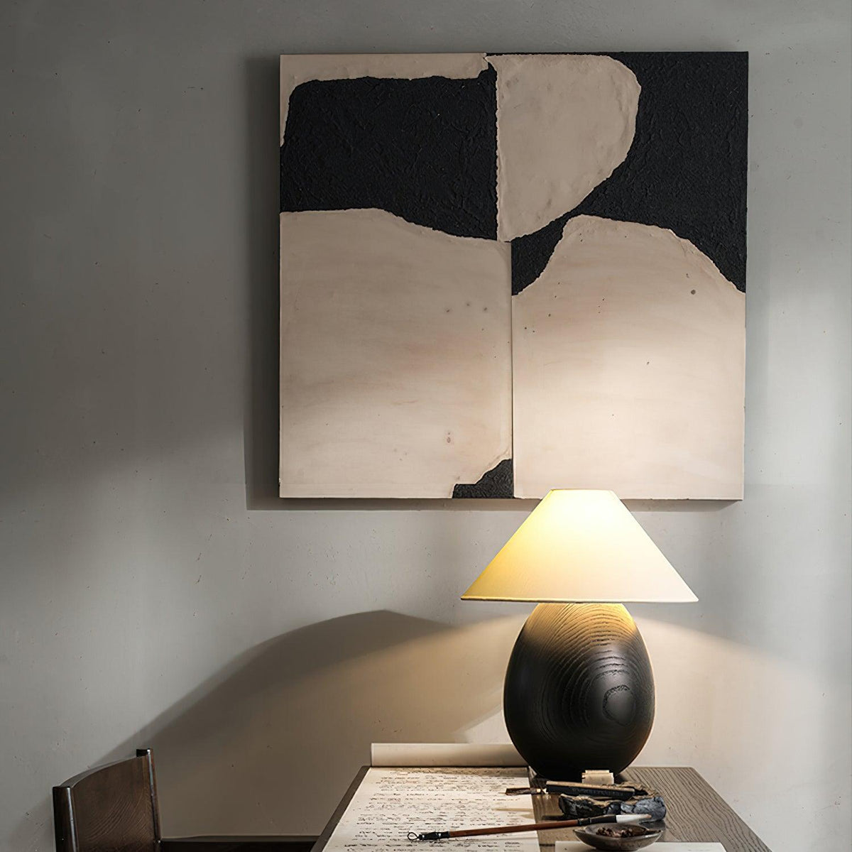 Lámpara de mesa Inuez de madera en un dormitorio japandi – imagen 16