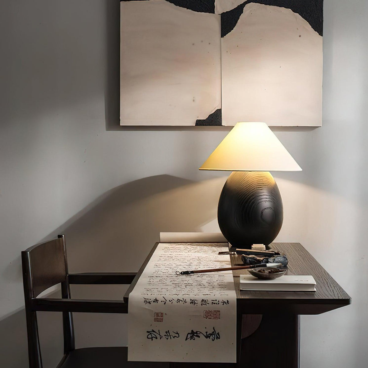 Lámpara de mesa Inuez de madera en un dormitorio japandi – imagen 13