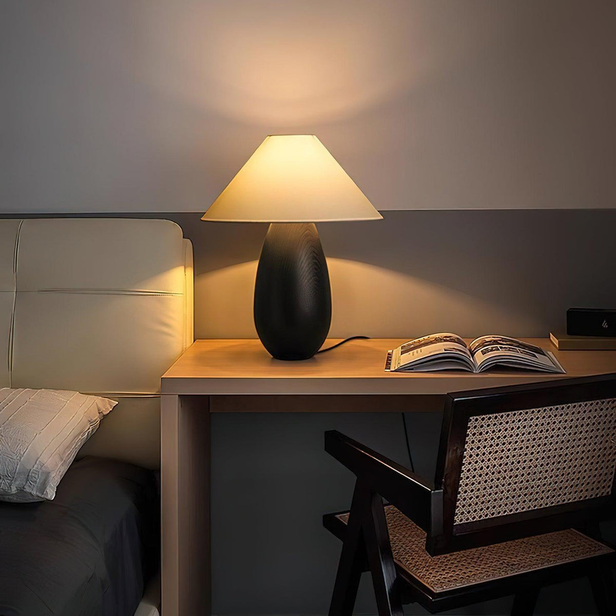 Lámpara de mesa Inuez de madera en un dormitorio japandi – imagen 11
