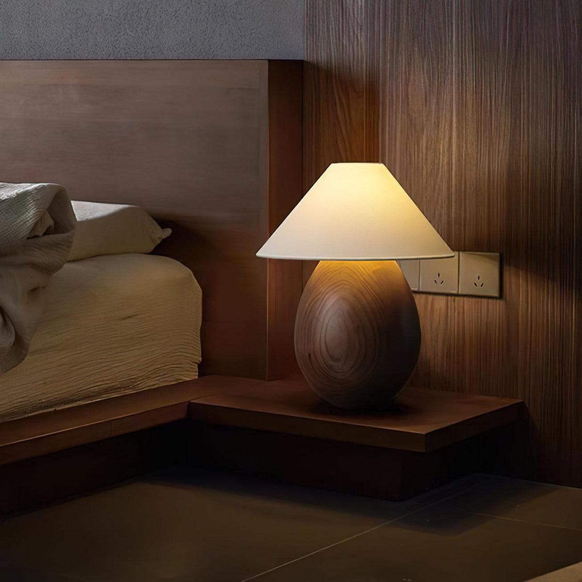 Lámpara de mesa Inuez de madera en un dormitorio japandi – imagen 10
