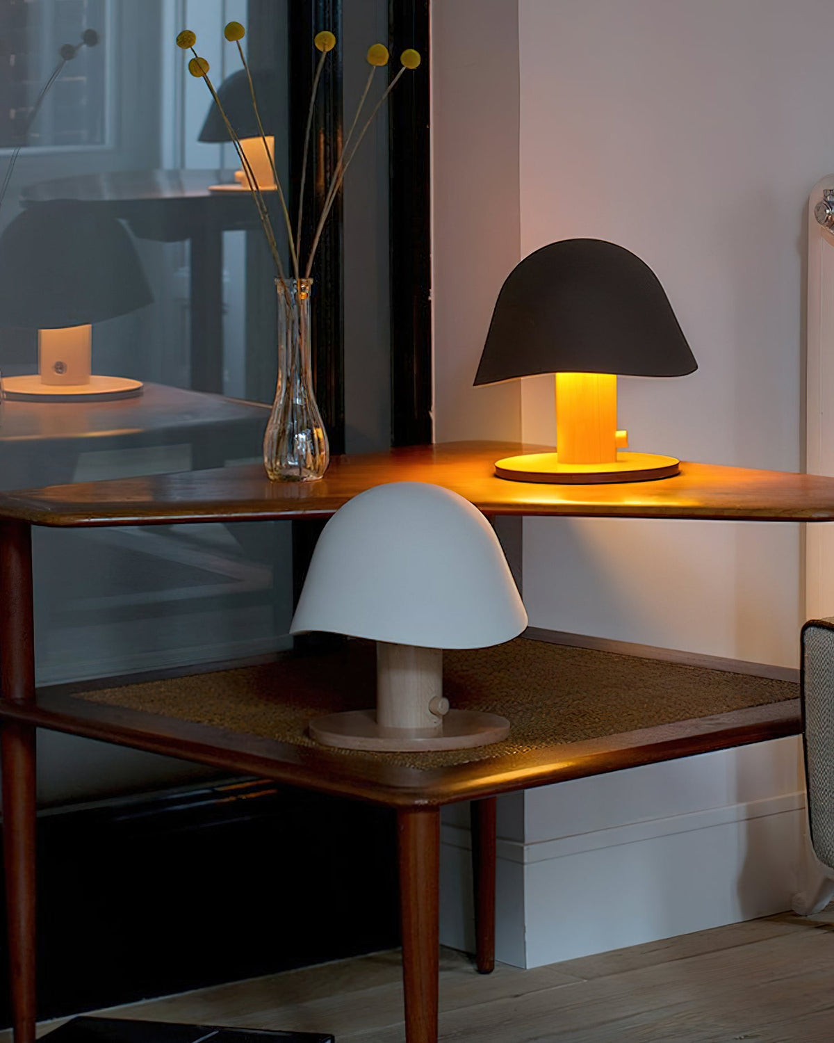 Lámpara de mesa seta Bosquela en un salón acogedor – imagen 15
