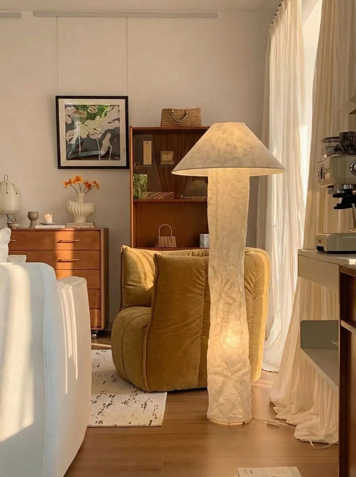 Lámpara seta de papel arrugado Setilda en un salón acogedor – imagen 4