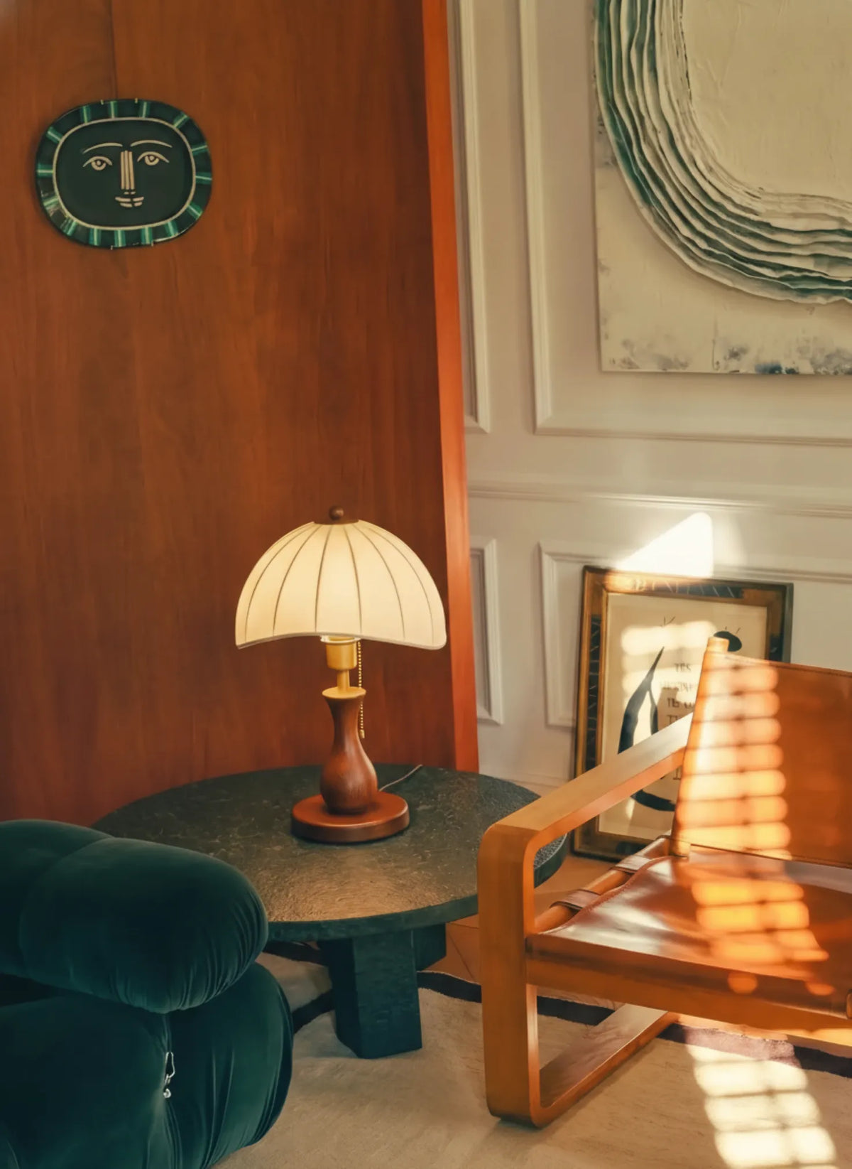 Lámpara de mesa retro de madera Viselda – sobre una mesa auxiliar verde