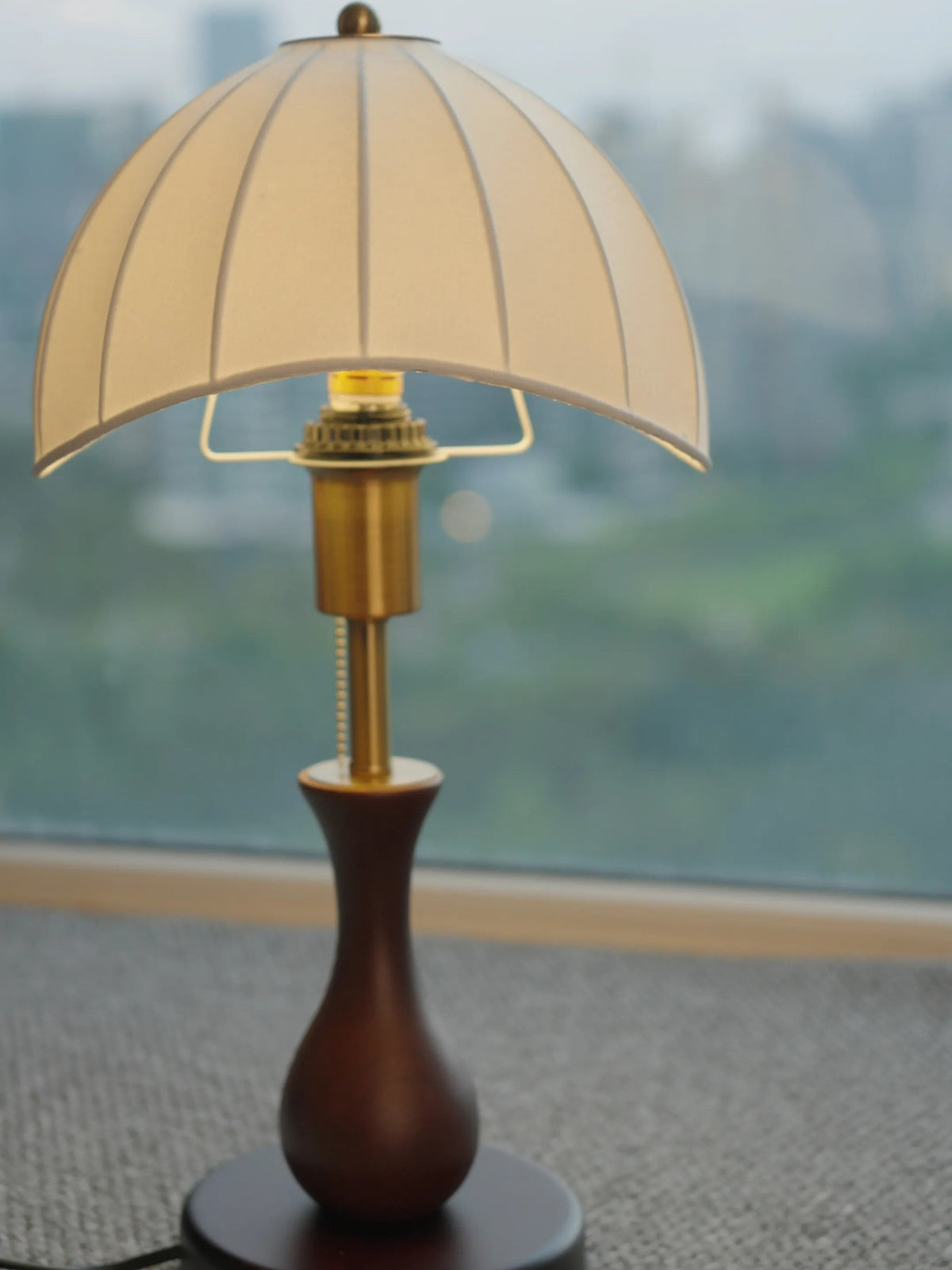 Lámpara de mesa retro de madera Viselda – detalle del portalámparas y la base de madera