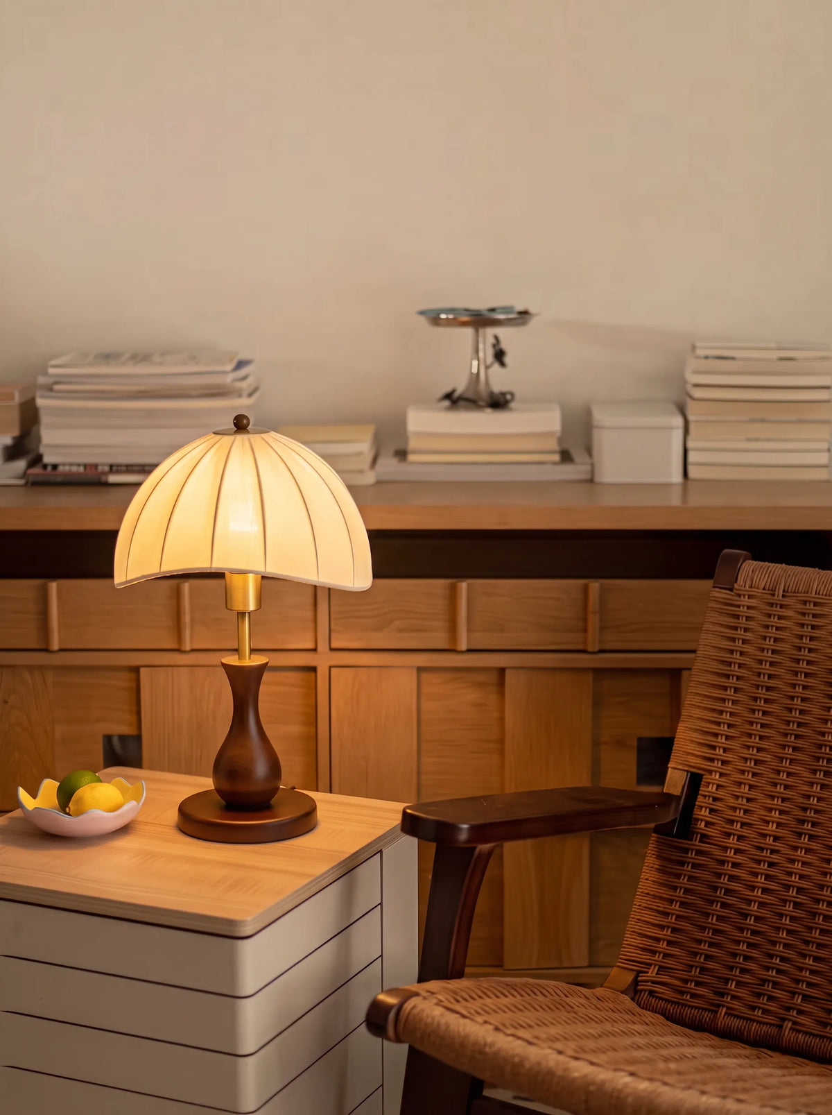 Lámpara de mesa retro de madera Viselda – vista principal