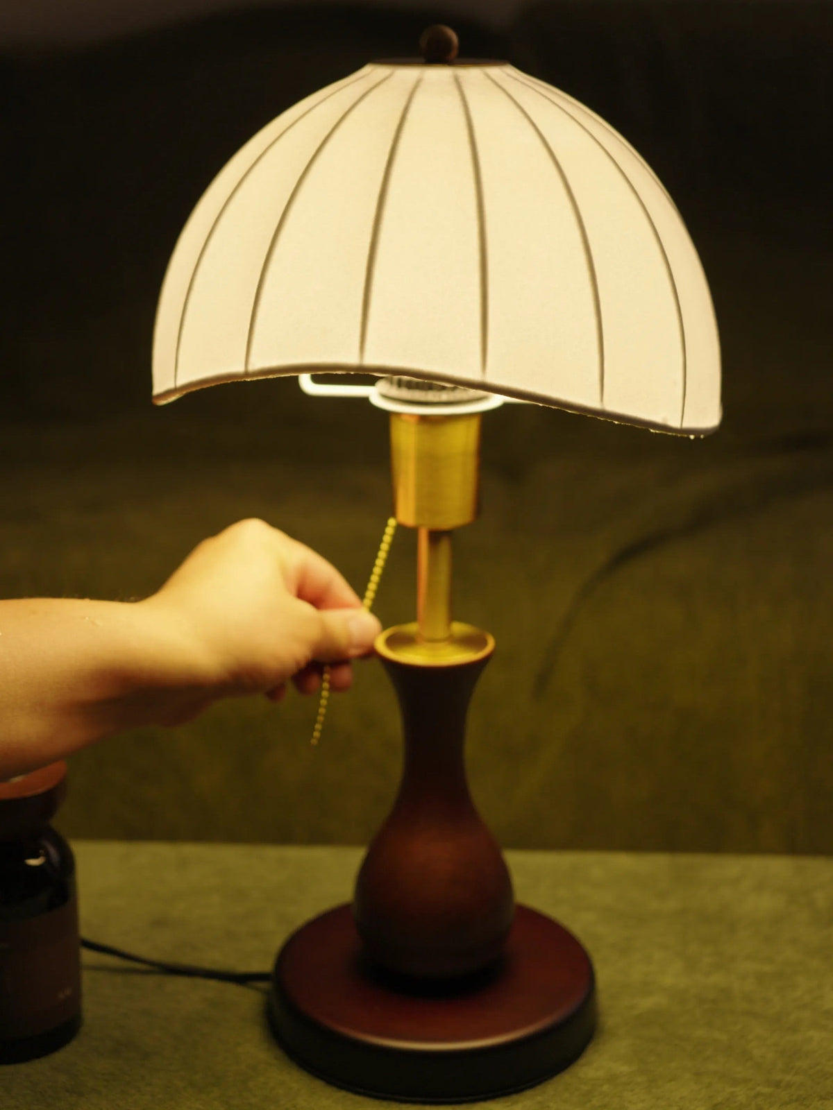Lámpara de mesa retro de madera Viselda – mano tirando de la cadena de latón