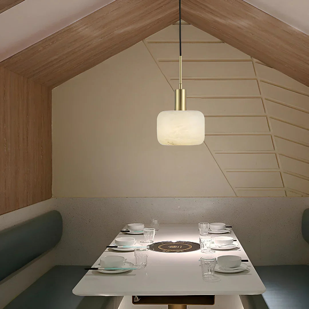 Lámpara colgante de alabastro Glandia – sobre una mesa de comedor