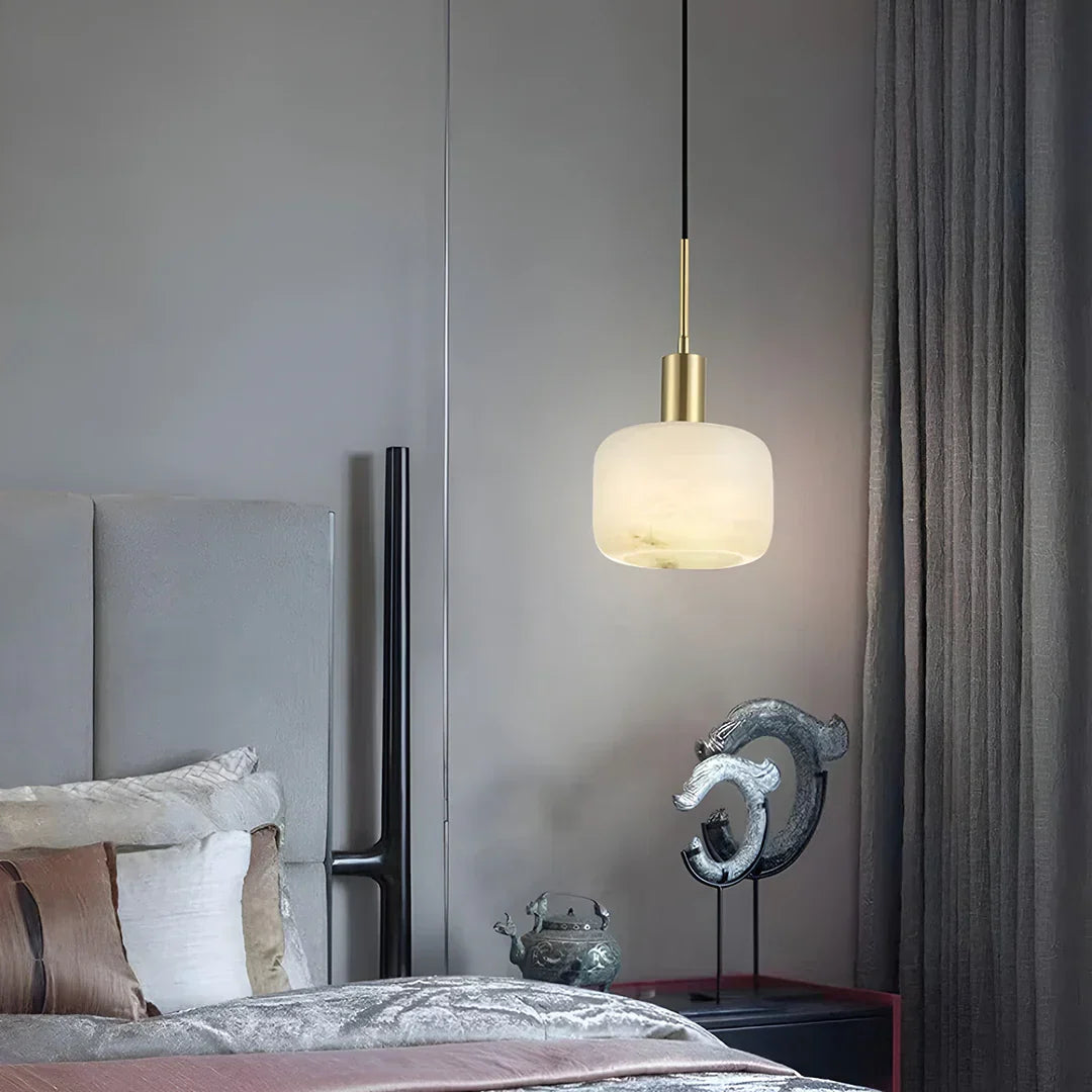 Lámpara colgante de alabastro Glandia – en un dormitorio gris