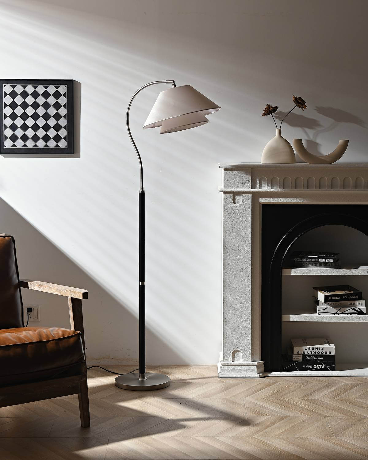 Lámpara de pie de arco Elvera – en negro junto a la chimenea