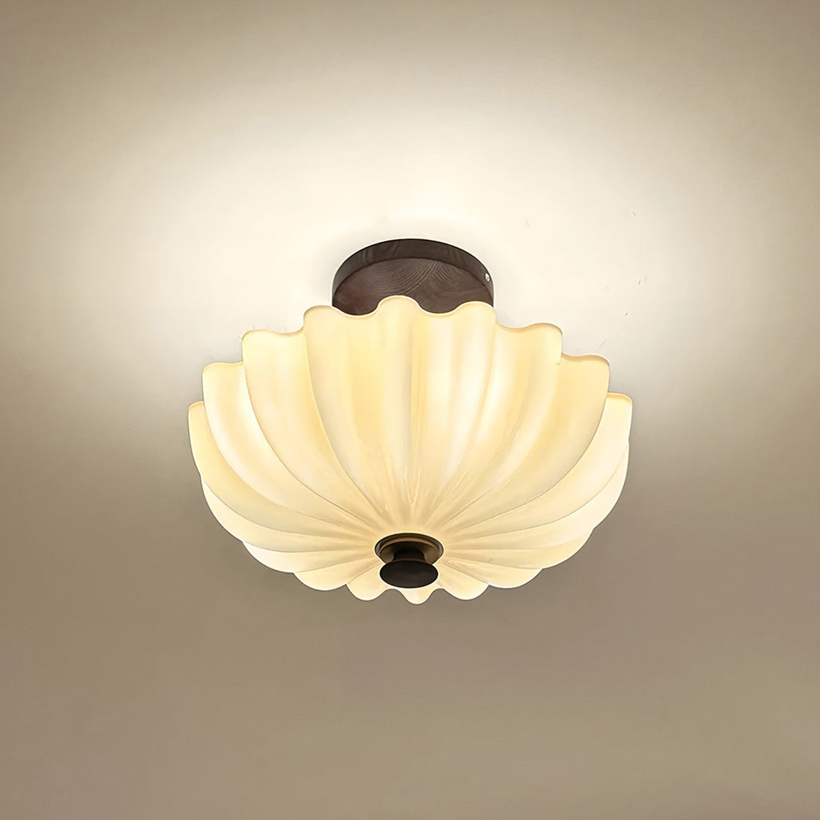 Lámpara de techo semiempotrada de cristal ondulado Avenia – encendida con luz cálida