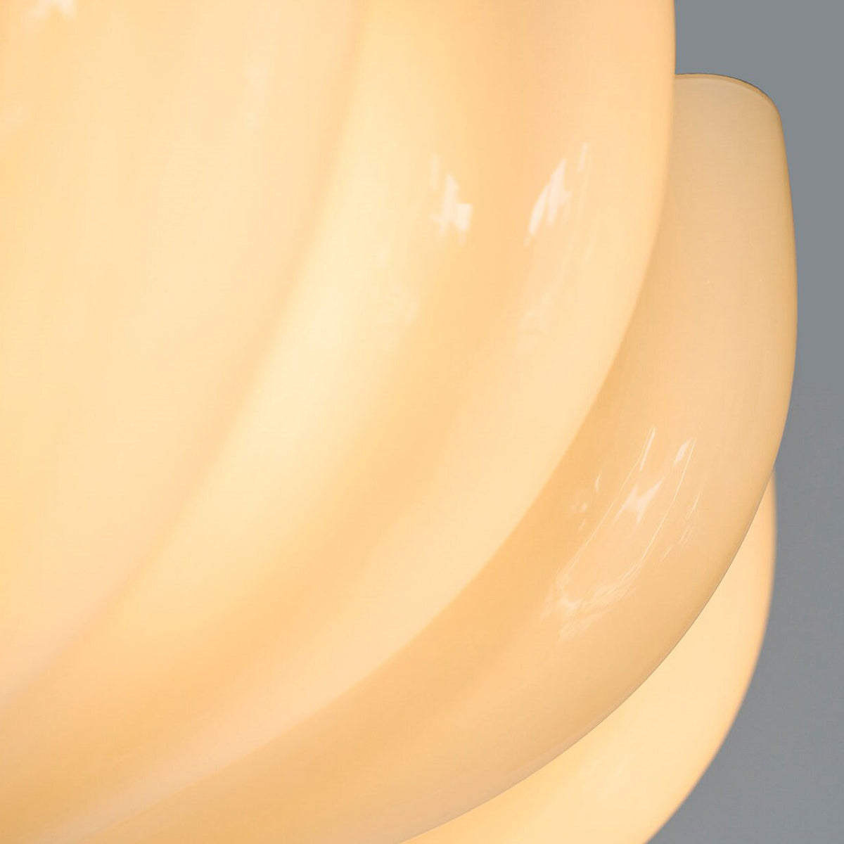 Lámpara de techo semiempotrada de cristal ondulado Avenia – detalle de las ondas del cristal