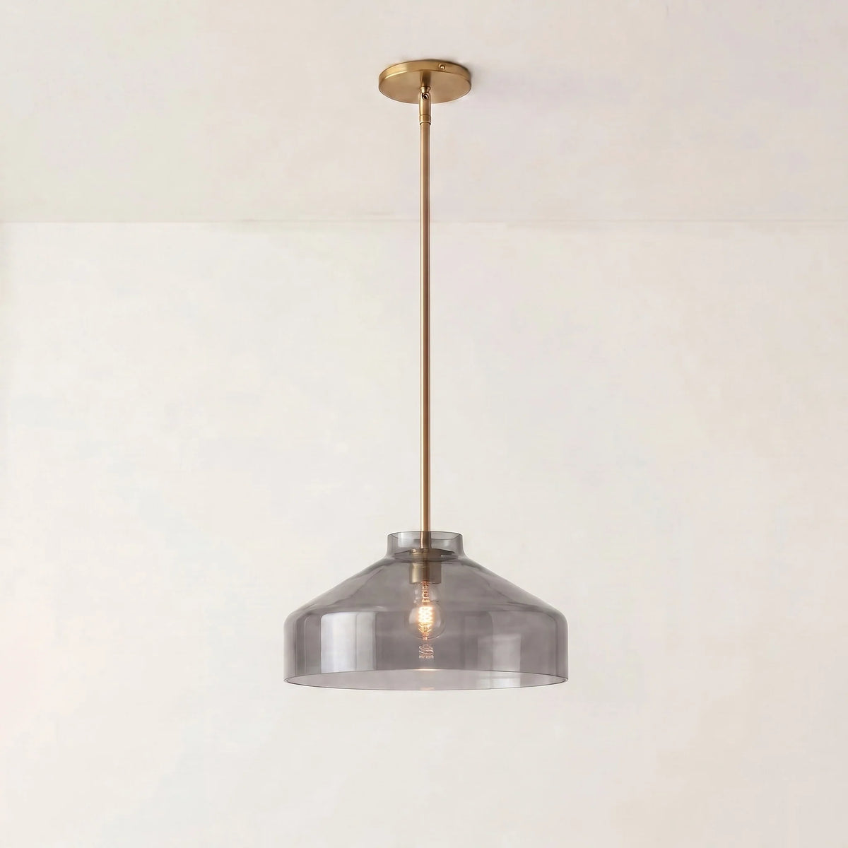 Lámpara colgante nórdica Salvena – Ø 41 cm, cristal ahumado, latón envejecido