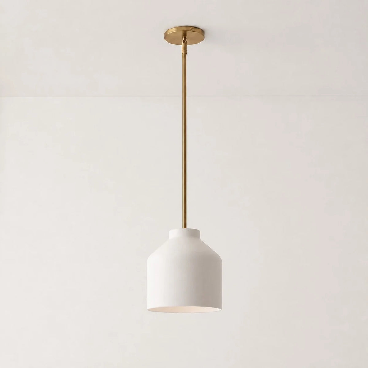 Lámpara colgante nórdica Salvena – Ø 27 cm, porcelana blanca, latón envejecido