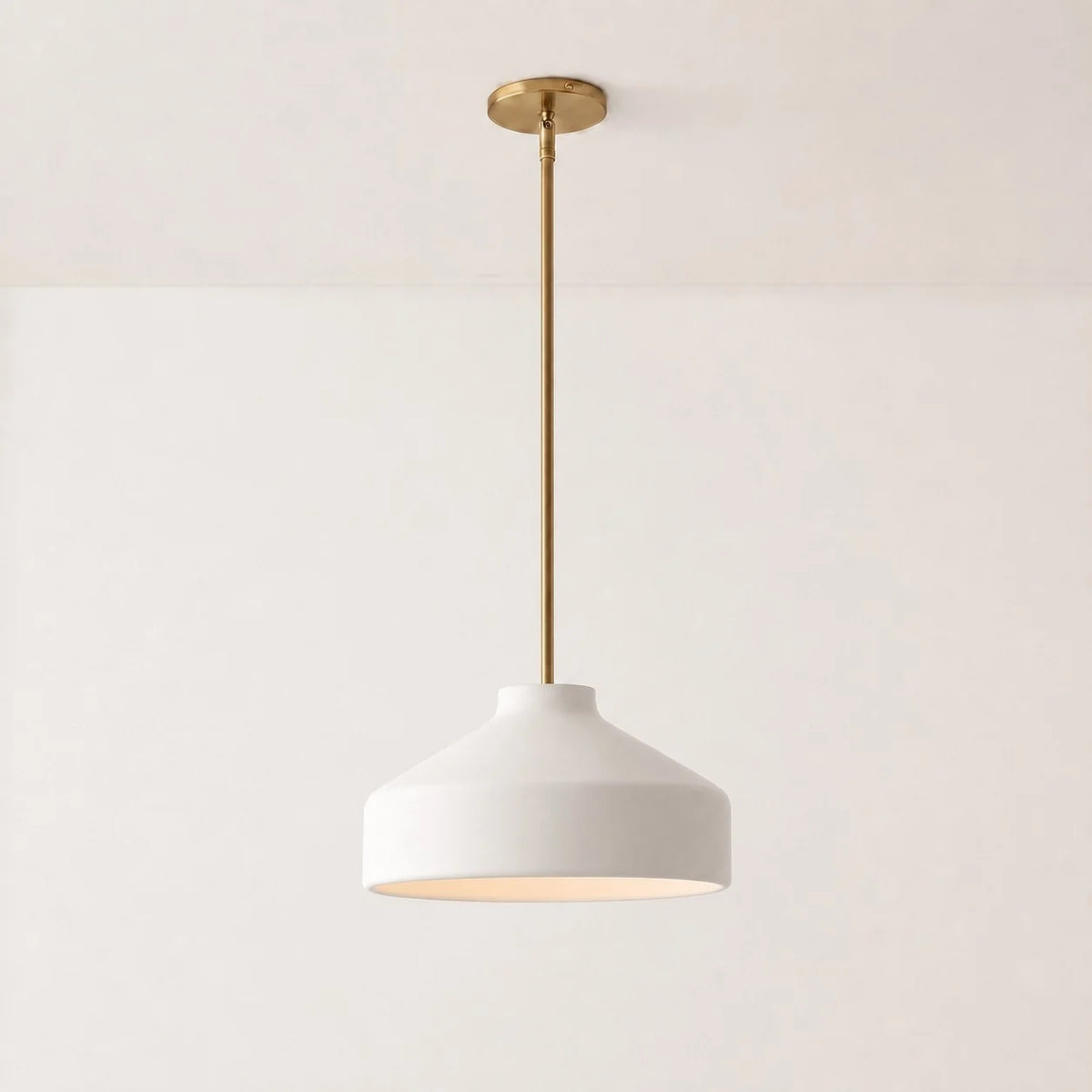 Lámpara colgante nórdica Salvena – Ø 41 cm, porcelana blanca, latón envejecido