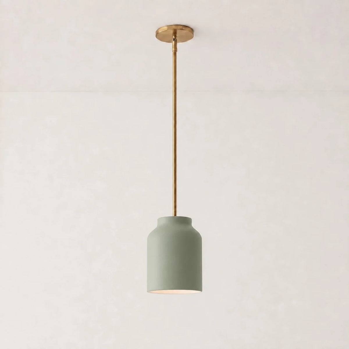Lámpara colgante nórdica Salvena – Ø 19 cm, porcelana verde salvia, latón envejecido
