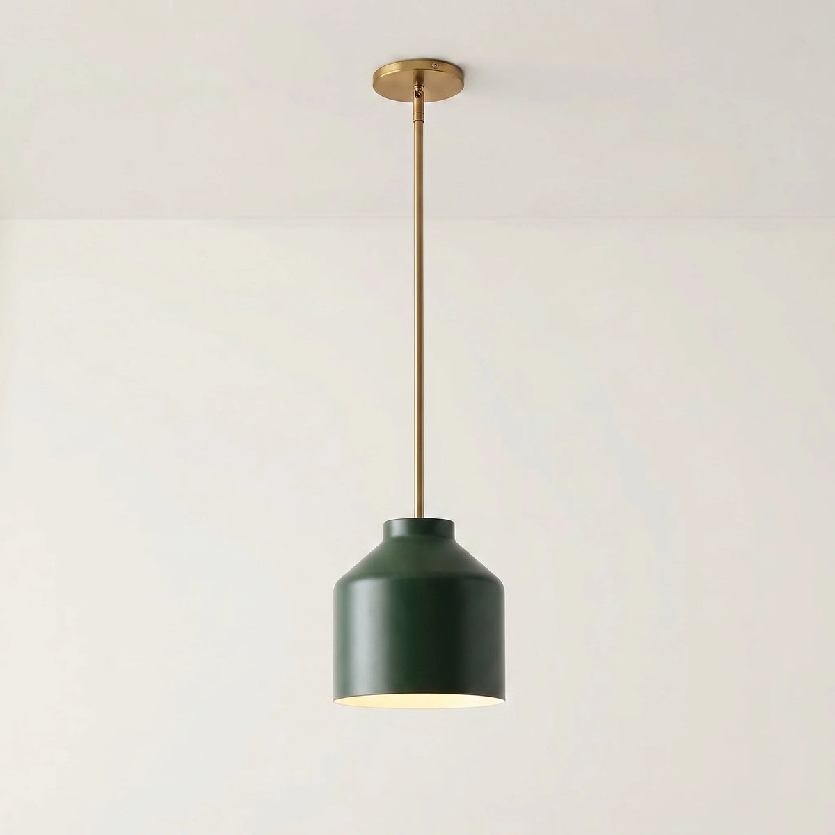 Lámpara colgante nórdica Salvena – Ø 27 cm, metal verde oliva, latón envejecido