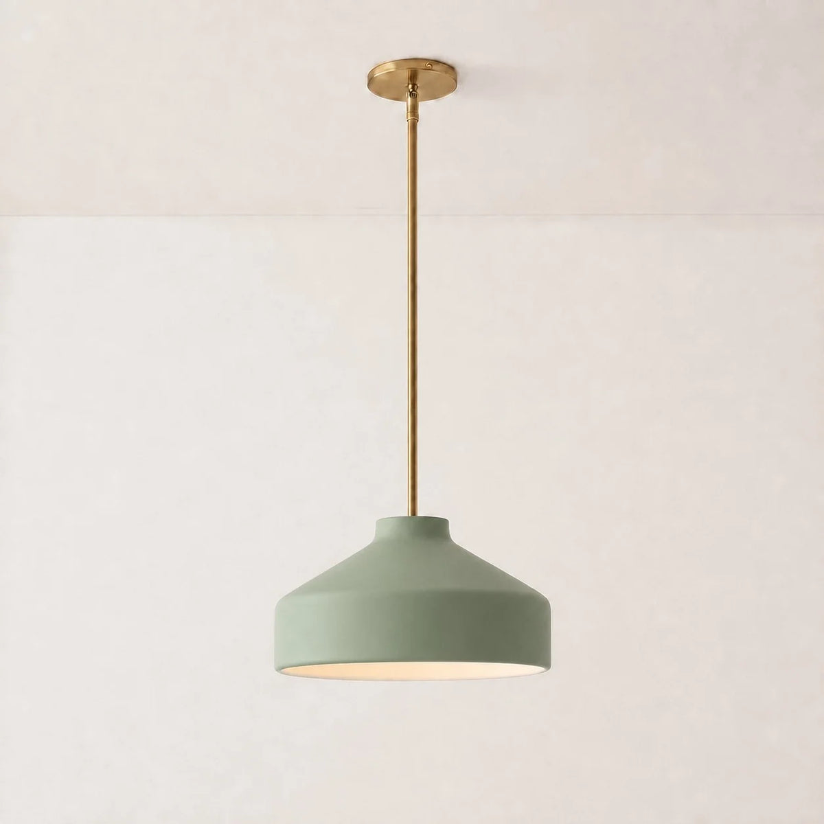 Lámpara colgante nórdica Salvena – Ø 41 cm, porcelana verde salvia, latón envejecido