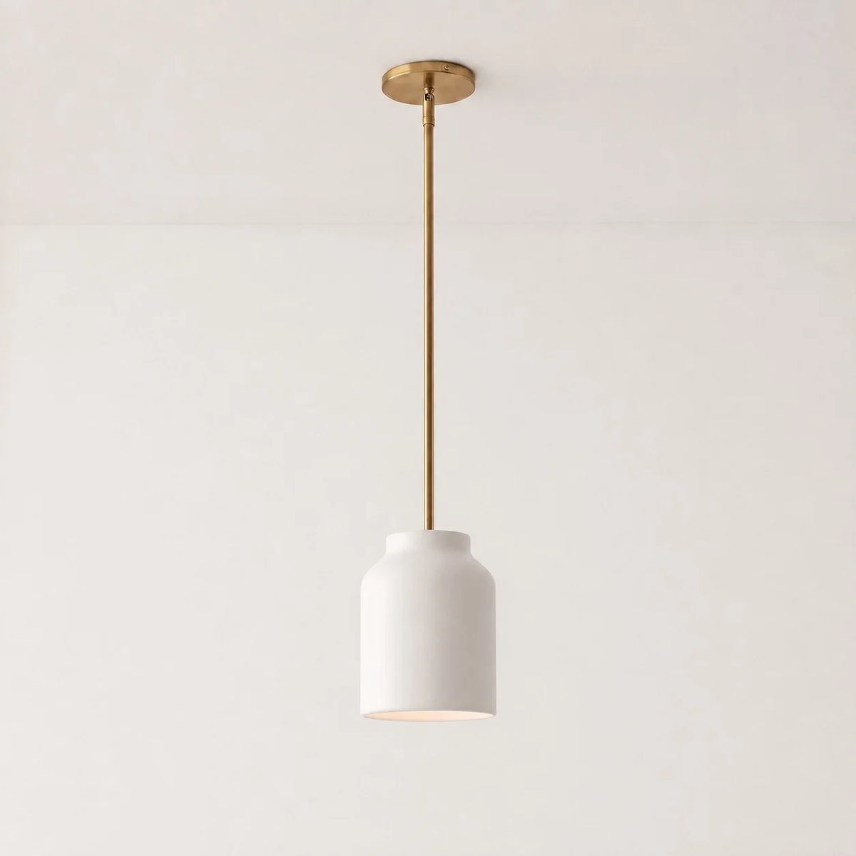 Lámpara colgante nórdica Salvena – Ø 19 cm, porcelana blanca, latón envejecido