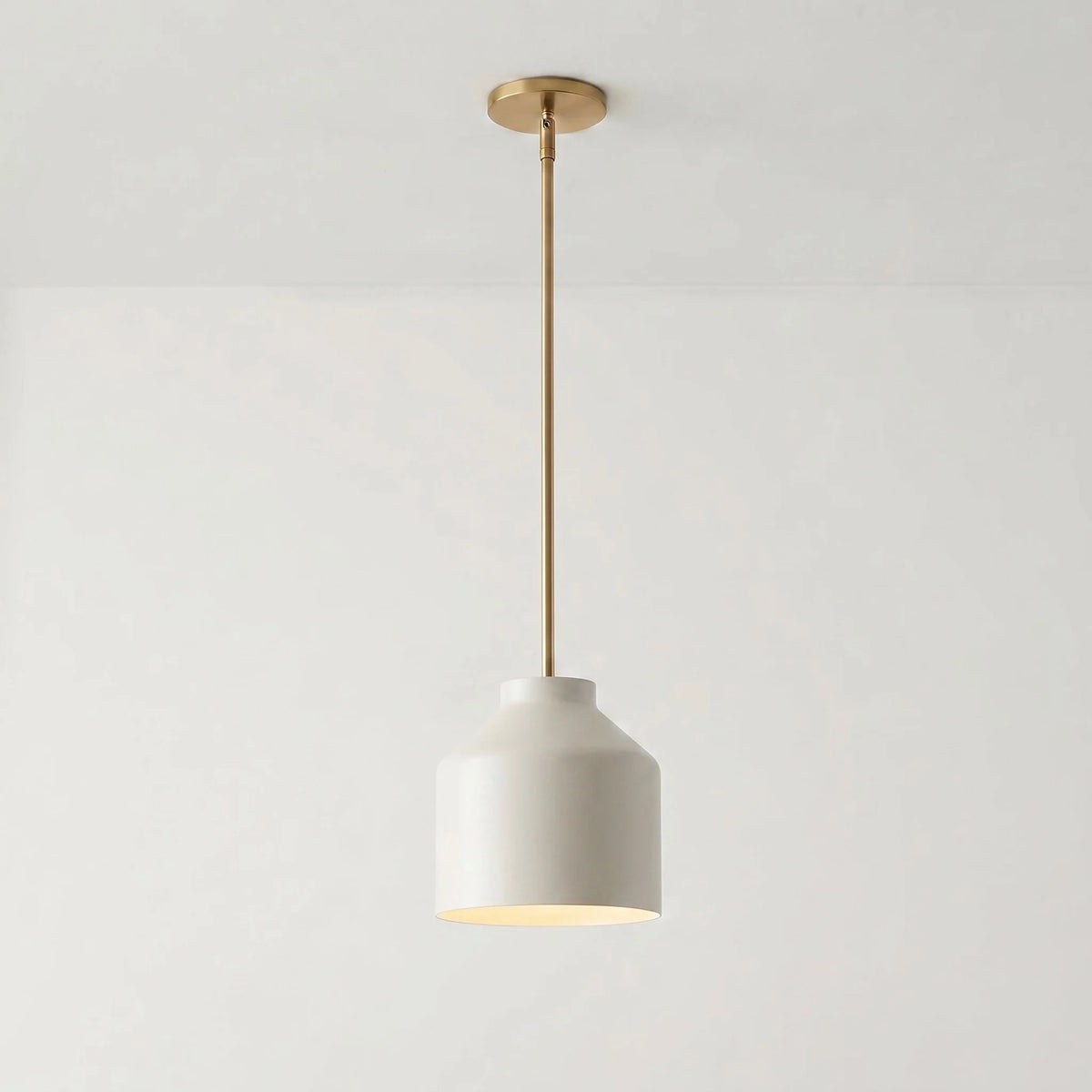 Lámpara colgante nórdica Salvena – Ø 27 cm, metal marfil, latón envejecido