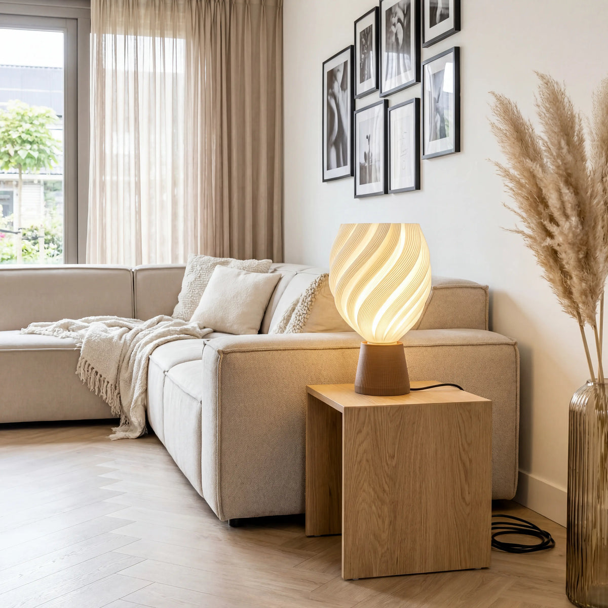 Lámpara de mesa orgánica Kurvela en un dormitorio sereno – imagen 2
