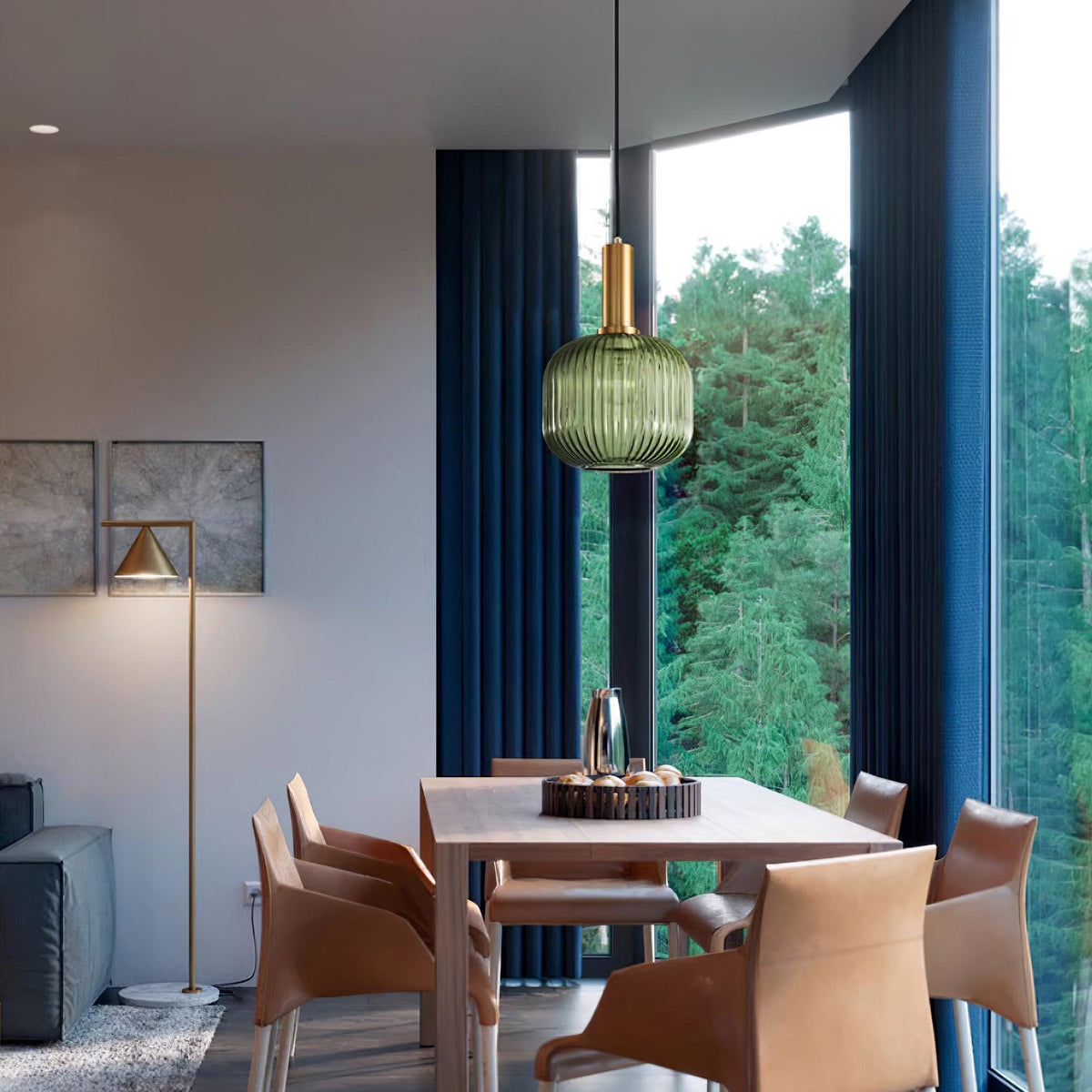 Lámpara colgante de cristal acanalado Acanela – en verde en un salón