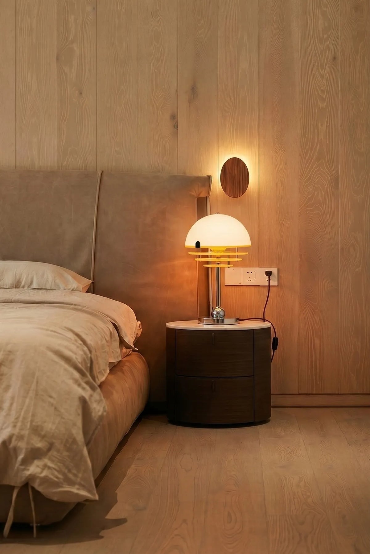 Lámpara de mesa Bauhaus Ardora en un dormitorio cálido – imagen 3