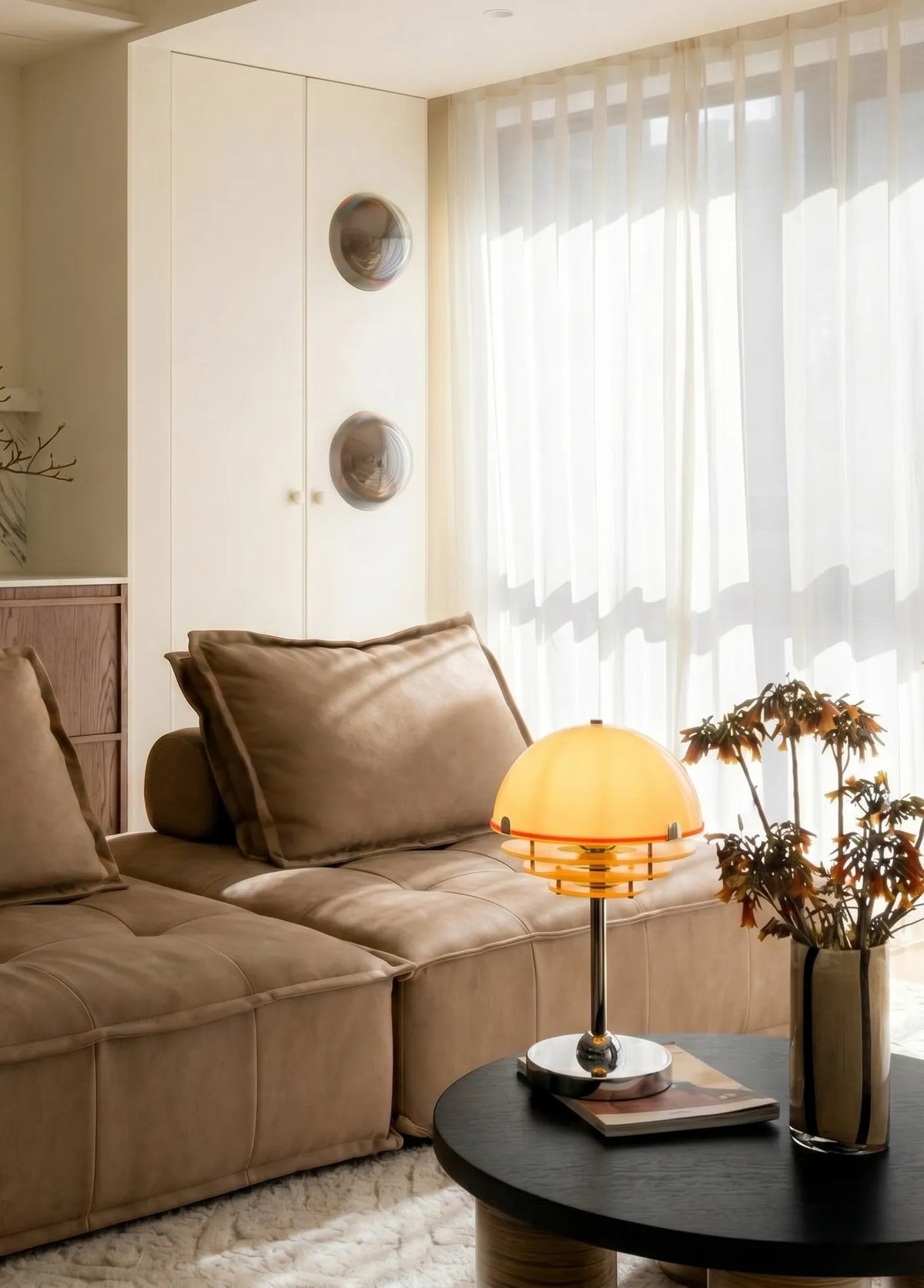 Lámpara de mesa Bauhaus Ardora en un dormitorio cálido – imagen 4
