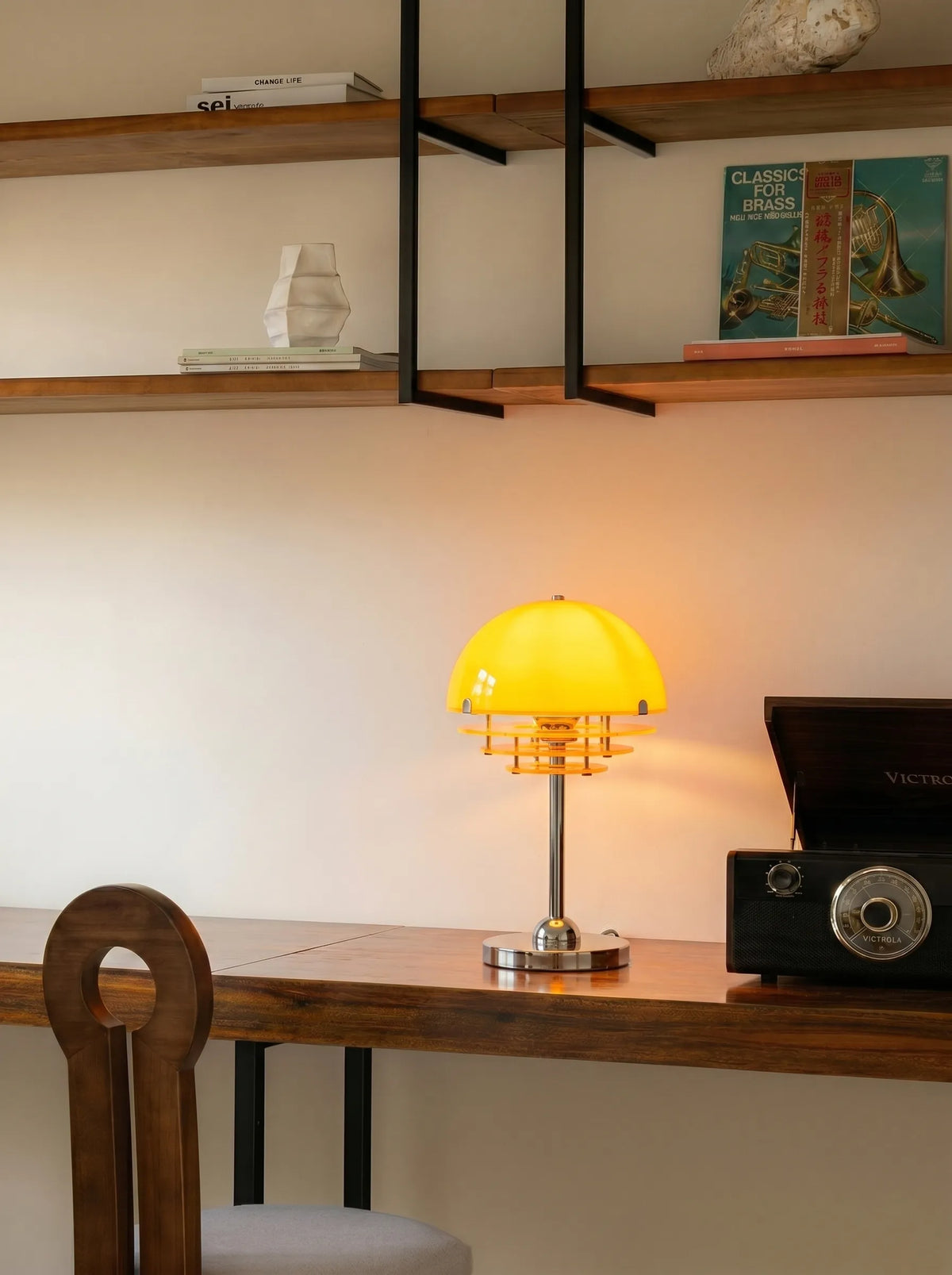 Lámpara de mesa Bauhaus Ardora en un dormitorio cálido – imagen 5