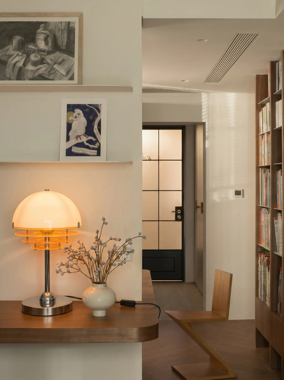 Lámpara de mesa Bauhaus Ardora en un dormitorio cálido – imagen 6