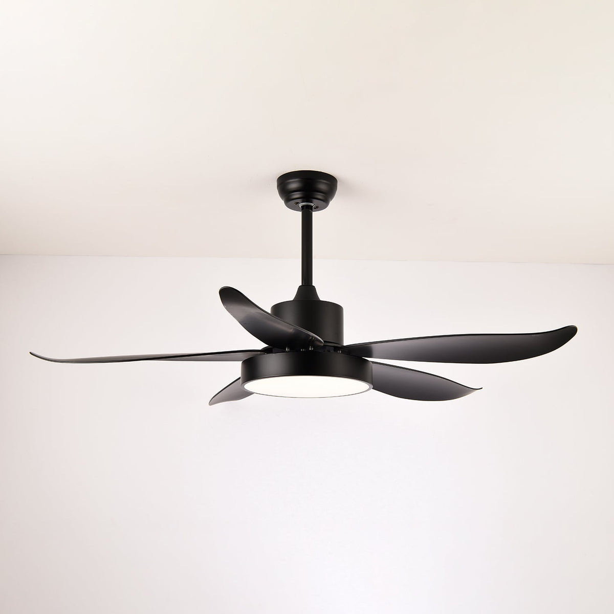 Ventilador de techo con luz Planeo en un salón moderno – imagen 12